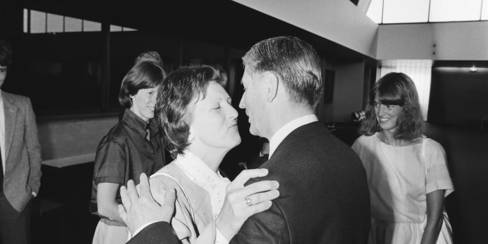 “Roku rokā” ar savu kundzi mūžībā devies Nīderlandes bijušais premjerministrs Agts