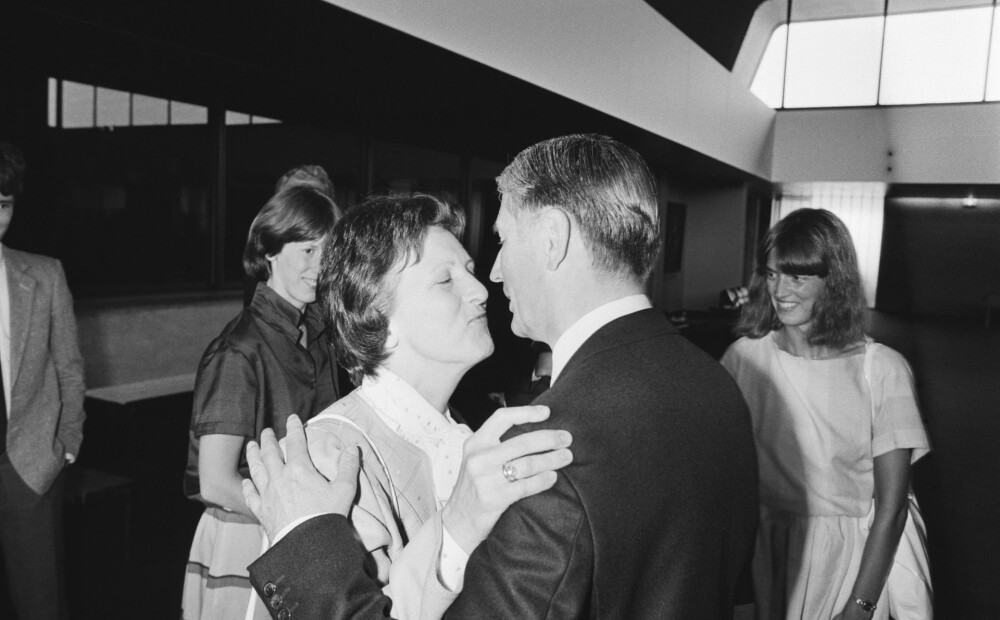 “Roku rokā” ar savu kundzi, mūžībā devies Nīderlandes bijušais premjerministrs Agts