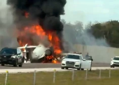 Самолет Bombardier Challenger горит на шоссе.