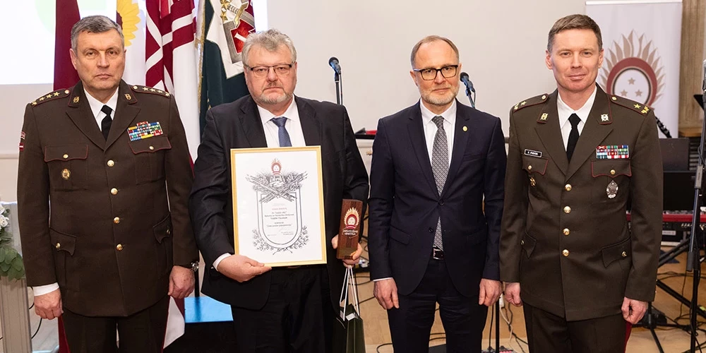 Svinīgajā apbalvošanas ceremonijā piedalījās aizsardzības ministrs Andris Sprūds, Nacionālo bruņoto spēku komandieris ģenerālleitnants Leonīds Kalniņš un  Zemessardzes komandieris brigādes ģenerālis Kaspars Pudāns.