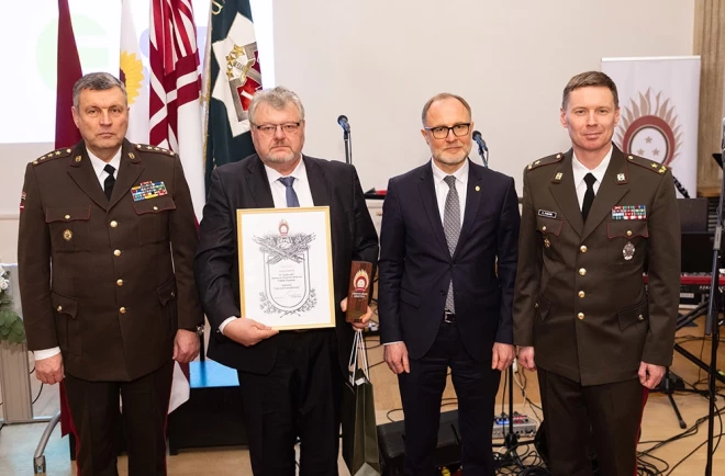 Svinīgajā apbalvošanas ceremonijā piedalījās aizsardzības ministrs Andris Sprūds, Nacionālo bruņoto spēku komandieris ģenerālleitnants Leonīds Kalniņš un  Zemessardzes komandieris brigādes ģenerālis Kaspars Pudāns.