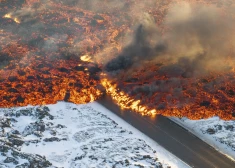 Aplēses liecina, ka pirmajās septiņās izvirduma stundās ceturtdien izplūda 15 miljoni kubikmetru lavas.