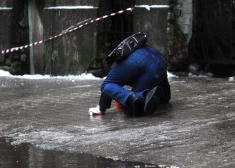 Atkalas laikā visiem satiksmes dalībniekiem ir jābūt piesardzīgiem, jo ledus kārta uz ietvēm un brauktuvēm veidojas strauji, un, turpinoties lietum, arvien no jauna.