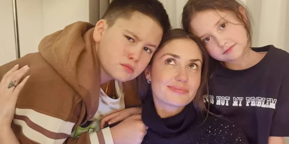 Агату Муцениеце с детьми отказались впустить в самолет в Москве
