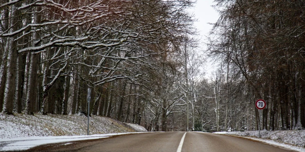 Autovadītājiem jāuzmanās - Latvijas daļā ceļi ir sniegoti un apledo