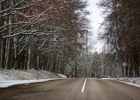 Autovadītājiem jāuzmanās - Latvijas daļā ceļi ir sniegoti un apledo