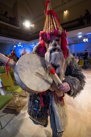 Maskošanās ir viena no senākajām latviešu tradīcijām, kas aptvēra laiku no vēla rudens līdz pavasarim, tiek vēstīts atklājot izstādi “Masku skapis” Tautas mākslas centrā “Ritums”.