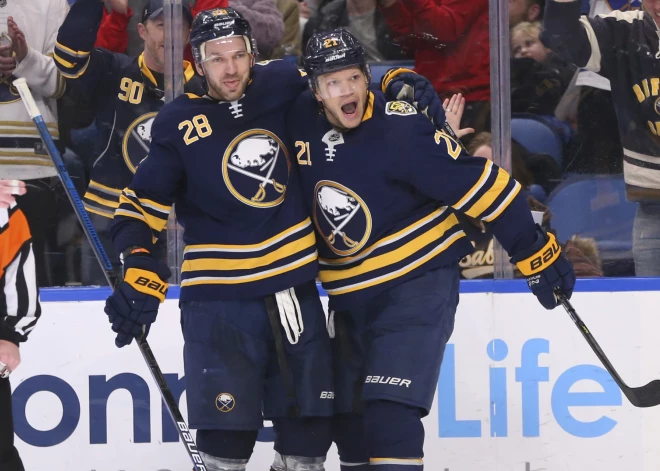 Bostonas “Bruins” izrāda interesi par Zemgu Girgensonu (pa kreisi) un Kailu Okposo iespējamā maiņas darījumā ar Bufalo “Sabres”.