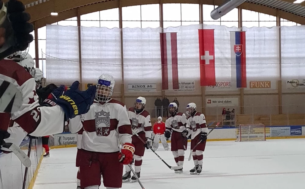 Etter å ha beseiret sine slovakiske jevnaldrende i ekstraomganger, triumferer det latviske U16-hockeylaget i turneringen i Sveits