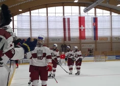 Mūsu jaunie hokejisti uzvar slovākus! (foto: Latvijas Hokeja federācija)