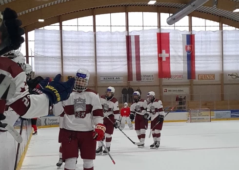 Pagarinājumā pieveicot Slovākijas vienaudžus, Latvijas U-16 hokeja izlase triumfē turnīrā Šveicē