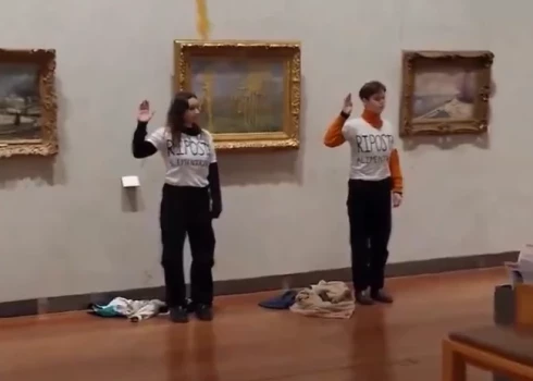 VIDEO: "aktīvistes" ar zupu atkal uzbrūk mākslas darbam, šoreiz par upuri kritis Klods Monē