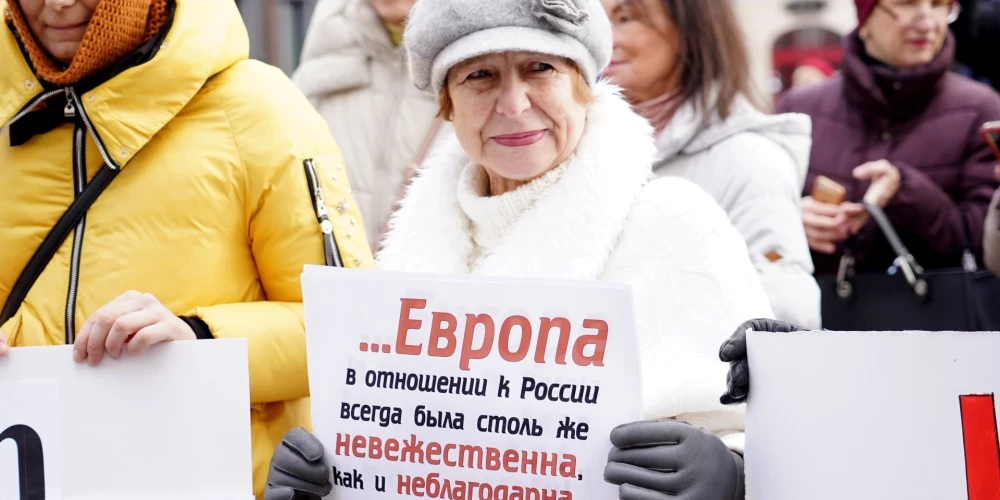Eiropas Parlamenta deputāte Tatjana Ždanoka piedalās Latvijas Krievu savienības rīkotajā protesta pasākumā pret krievu dzejnieka Aleksandra Puškina pieminekļa aizvākšanu Rīgā.