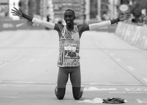 24 gadus vecais Kiptums 2023.gada oktobrī Čikāgā laboja pasaules rekordu maratonā, šajā distancē finišējot divās stundās un 35 sekundēs.