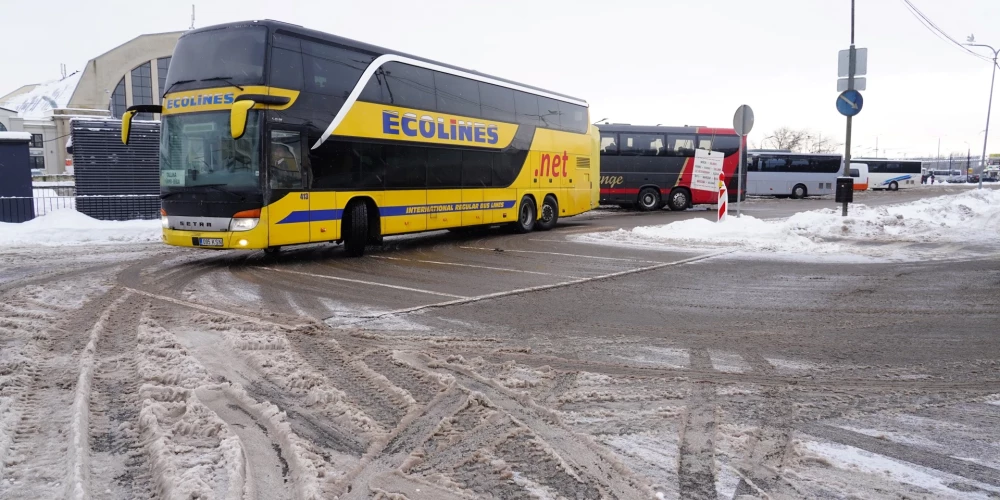 Visā Latvijā pirmdien atcelti vairāki autobusu reisi