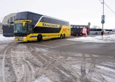 Visā Latvijā pirmdien atcelti vairāki autobusu reisi