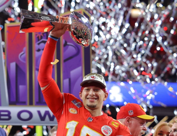 Svētdien Nacionālās amerikāņu futbola līgas (NFL) finālspēlē jeb "Super Bowl" triumfēja Kanzassitijas "Chiefs" vienība.