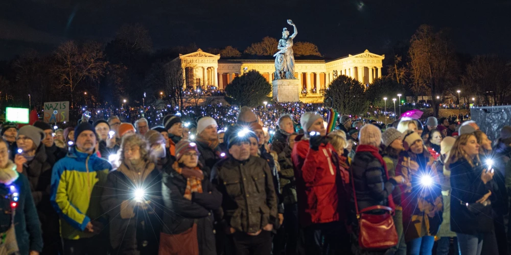 Minhenē notikuši plaši protesti pret labējo ekstrēmismu un rasismu