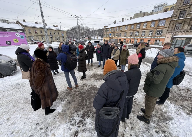 “Grīziņkalna apkaimes tirgus laukums nedrīkst kļūt par auto uzlādes stāvvietu!” Biedrība aicina Rīgas domi rīkoties