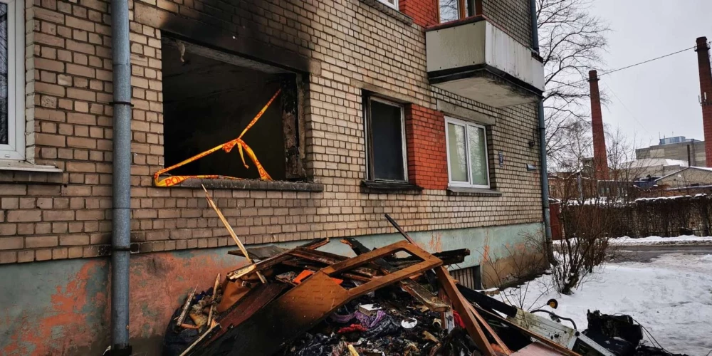 Несколько человек пострадали при пожаре в Риге: в квартире на первом этаже горели комната и коридор