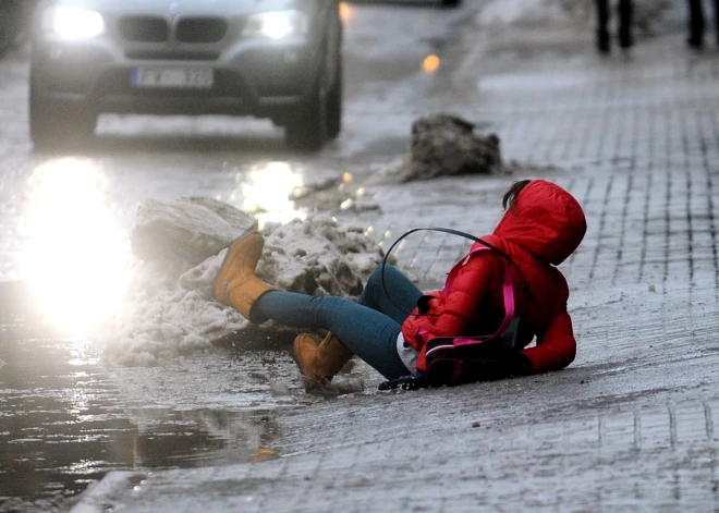 Uzmanību! Rīt vietumis gaidāms stiprs apledojums!