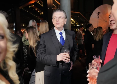 “Es iztieku no iekrājumiem un no tā, ko aizņemos no tuviniekiem un draugiem," saka Repše.