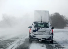 Sniega un apledojuma dēļ satiksme apgrūtināta uz ceļiem daudzviet Latgalē un Vidzemē