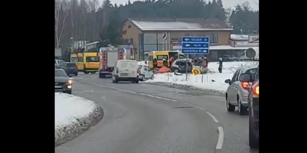 В аварии в Кулдиге погибла пассажирка легкового автомобиля
