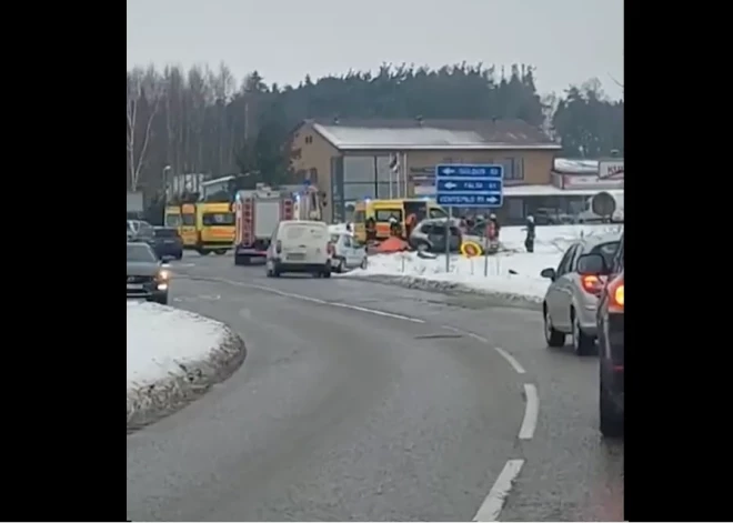 В аварии в Кулдиге погибла пассажирка легкового автомобиля