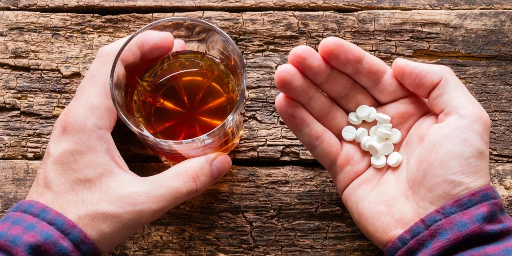No antibiotikām līdz pretsāpju līdzekļiem - atklātas briesmas, ko rada ikdienas medikamentu jaukšana ar alkoholu