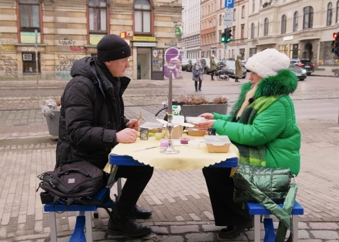 Mielošanās notiek pašā Rīgas centrā, kur Rihards iekārtojis speciālu galdiņu.