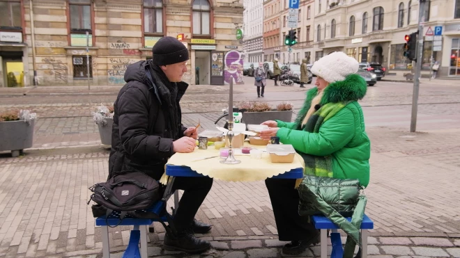 Mielošanās notiek pašā Rīgas centrā, kur Rihards iekārtojis speciālu galdiņu.