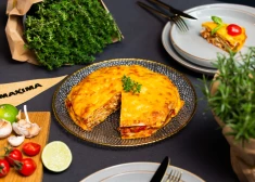 Пирог от шеф-повара Раймонда Зоммерса в необычном исполнении - с гиросом, сыром и маринованными огурцами