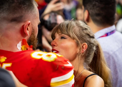Teilore Svifta apsveic savu mīļoto pēc uzvaras "Super Bowl"