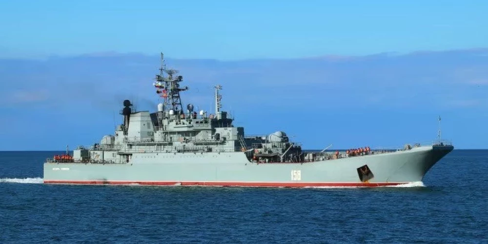 Ukraiņi Melnajā jūrā nogremdējuši krievu desantkuģi