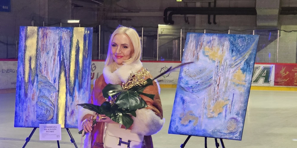 Elvja Merzļikina mamma piepilda sapni - ledus hallē atklāj savu pirmo gleznu izstādi