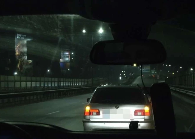 Мужчина с переломами в подъезде и несколько водителей BMW без прав - журналисты на дежурстве вместе с полицией