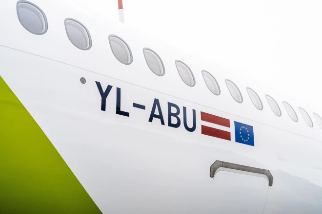 Jaunā "airBaltic" lidmašīna.