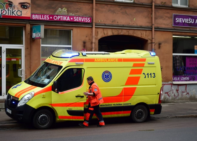 Прохожие в Риге объединились, чтобы помочь женщине во время эпилептического приступа