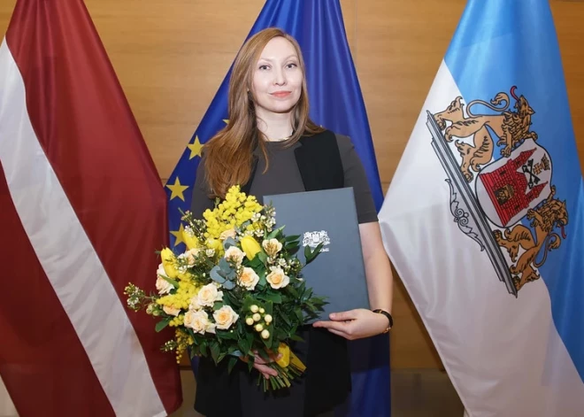 Foto: godina rīdzinieci, kas palīdzēja atgūt vandaļu nolauzto taktilo Brīvības pieminekli