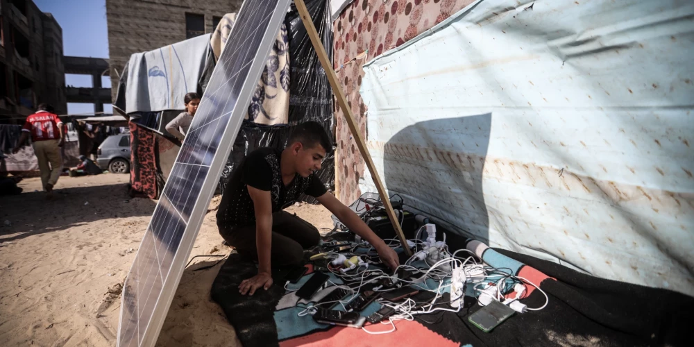 Gazas iedzīvotāji tālruņu uzlādēšanai izmanto saules paneļus