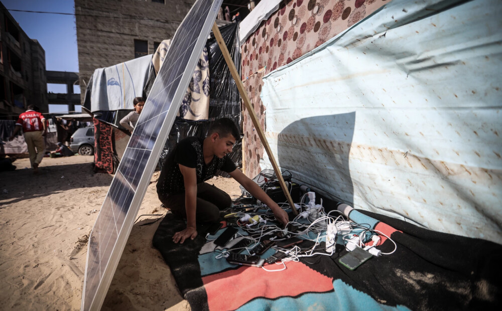 Gazas iedzīvotāji tālruņu uzlādēšanai izmanto saules paneļus