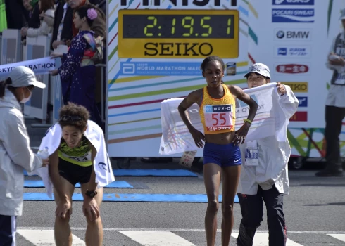 Sara Čepčirčira pēc uzvaras Tokijas maratonā.