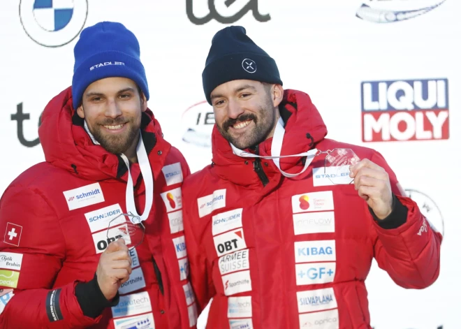 Šveices bobslejists treniņā pakļuvis zem boba sliecēm; veselības stāvoklis stabils