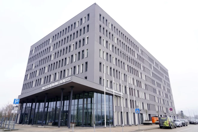 Valsts ieņēmumu dienests informē, ka Latvijas rezidenti vispārējā gadījumā visā pasaulē gūto ienākumu Latvijā deklarē, iesniedzot gada ienākumu deklarāciju.