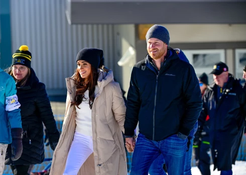 Держались за руки и улыбались: Меган Маркл и принц Гарри появились на горнолыжном курорте в Канаде