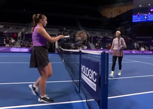 Алена Остапенко отказалась пожимать руку победившей ее теннисистке из Беларуси