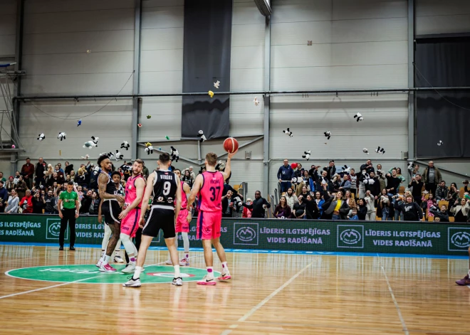 VIDEO: "VEF Rīga" mājas spēlē uz laukuma lido mīksto rotaļlietu lietus