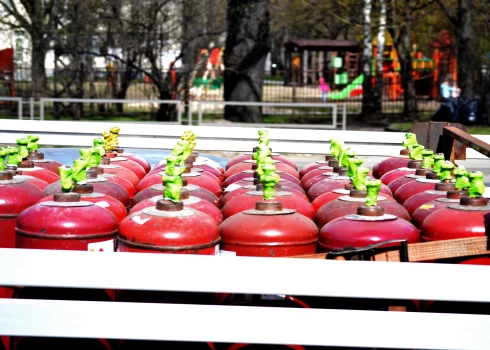 Lietuvā protestētāji panāk savu - gāzei krietni samazina nodokli. Deputāts: "Vairs nebūs jābrauc ar gāzes baloniem uz Latviju"