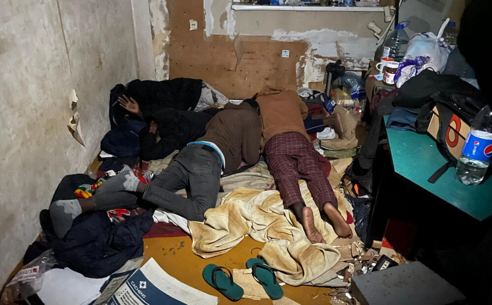 FOTO: aizturēta noziedznieku grupa, kas Latvijā ieveda nelegālos migrantus no Āfrikas